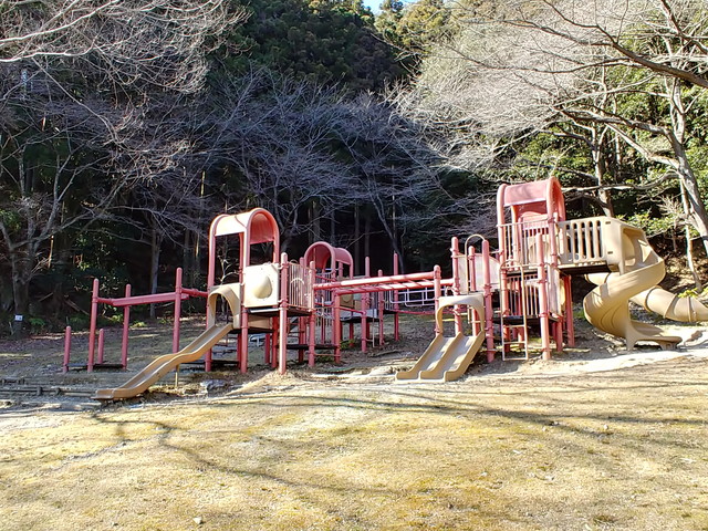 松阪市森林公園の滑り台遊具
