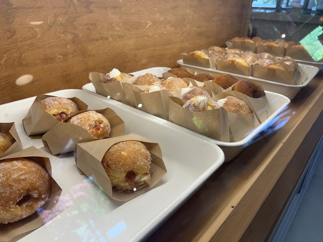 ショーケースに入ったドーナツの画像